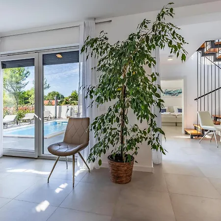 Vakantiehuis Lovely In *