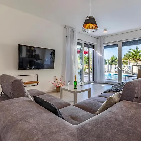 Дом отдыха 4 Bedroom Cozy In *